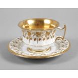 Biedermeiertasse Reliefgoldmalerei
ungemarkt, um 1840, glockenförmige, vertikal gerippte Tasse mit