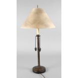 Salonlampe
um 1920, ungemarkt, brünierter Holzfuß, Montierung aus Messingblech, Leuchterschaft in