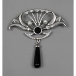 Silberbrosche Art déco
wohl 1920er Jahre, gestempelt 925, besetzt mit Onyx, Perlen und klaren