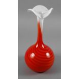 Murano Große Blumenvase 
2. Hälfte 20. Jh., klares Glas, formgeblasen, weiß unterfangen,