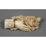 Elfenbeinbrosche Biedermeier
Mitte 19. Jh., fein geschnitzte Hand, einen Blumenstrauß haltend,