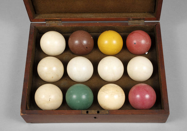 Satz Billardkugeln
um 1930, elf Stück aus Feinsteinzeug, teils farbig gefasst sowie eine aus