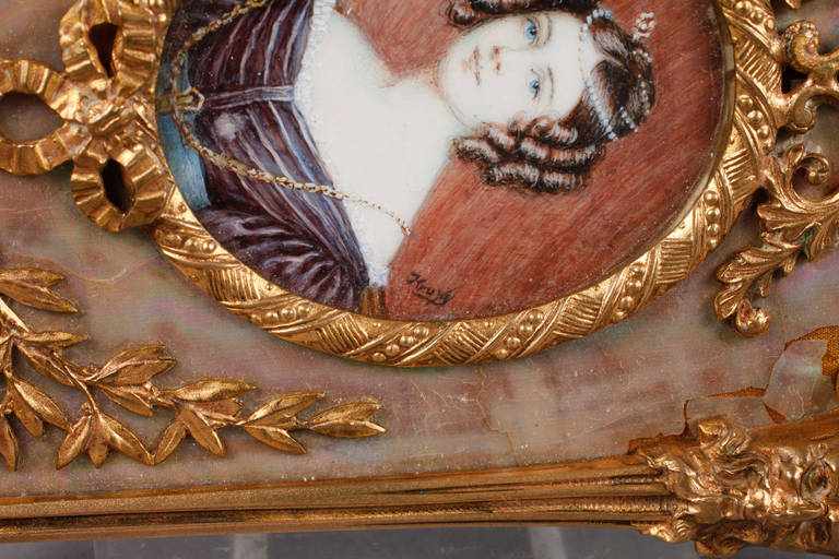 Miniaturportrait
Bruststück einer sitzenden jungen Frau im opulenten Gewand, geschmückt mit Perlen - Image 3 of 3