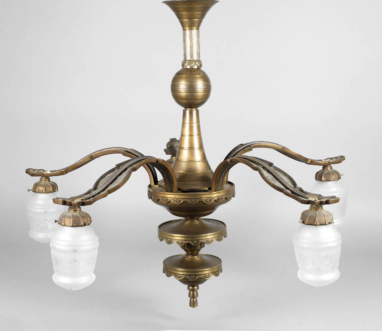 Deckenlampe Art déco 
deutsch, um 1930, Messingblech und Messing gegossen, spindelförmiger Korpus