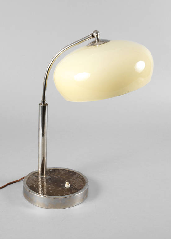 Schreibtischlampe 
deutsch, 1930er Jahre, ungemarkt, Messingblech vernickelt, Platte mit