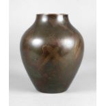 WMF Ikora Vase Art déco
um 1930, Prägemarke, Messing grün patiniert, Dekor aus stilisierten