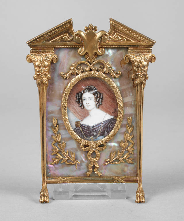 Miniaturportrait
Bruststück einer sitzenden jungen Frau im opulenten Gewand, geschmückt mit Perlen