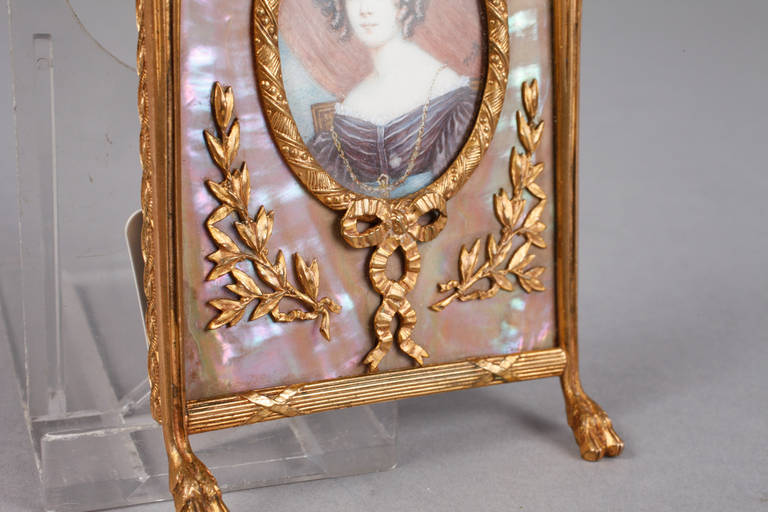 Miniaturportrait
Bruststück einer sitzenden jungen Frau im opulenten Gewand, geschmückt mit Perlen - Image 2 of 3