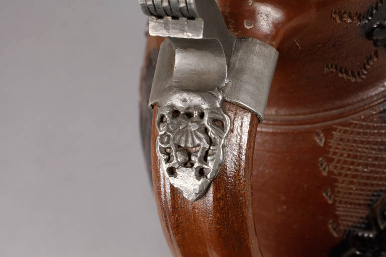 Große Muskauer Tüllenkanne
um 1800, braunes Steinzeug, geritzt, mit aufgemodelten Floralmotiven - Image 2 of 5