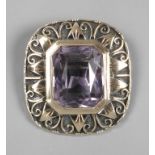 Anhänger Amethyst
Mitte 20. Jh., Gold und Silber, gestempelt 585 und 835, ornamental gestaltete