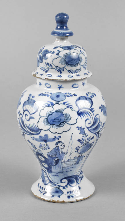 Erfurter Deckelvase Fayence
um 1740, ungemarkt, Balustervase mit hohem gewölbten Deckel und Knauf,