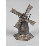 Miniatur Windmühle
wohl Holland, um 1920, Silber, drei Punzen (schreitender Löwe mit Buchstabe E und