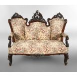 Wiener Barocksofa
um 1870, nussbaumfurniert, kleiner Zweisitzer mit üppig beschnitzter Bekrönung,