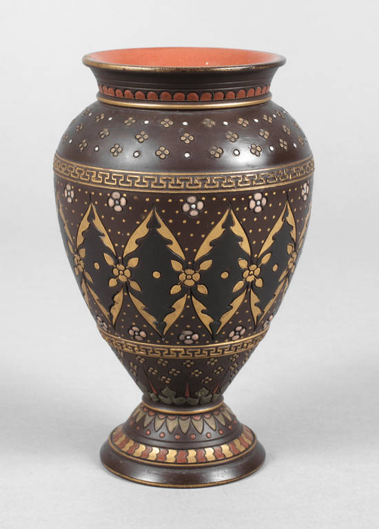 Villeroy & Boch Vase Historismus
um 1890, ungemarkt, geprägte Modellnummer 1573 22., Pinselnummer
