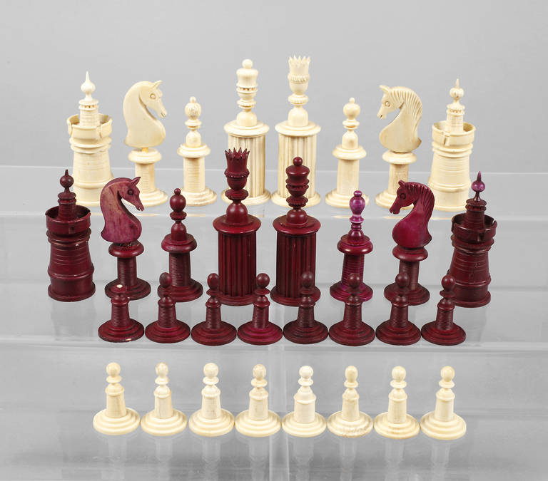 Schachspiel 
Mitte 20. Jh., Bein gedrechselt, mehrteilig montiert und partiell bordeauxfarben