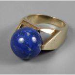 Hoher Goldring Lapislazuli
1980er Jahre, Gelbgold gestempelt 585, hoher Ringaufbau mit einer