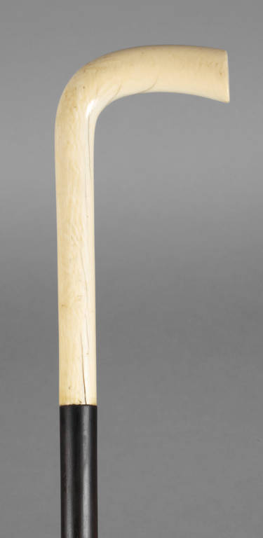 Krücke Elfenbein
um 1900, eleganter Flanierstock mit hohem Griff, Ebenholzschuss und Beinzwinge,