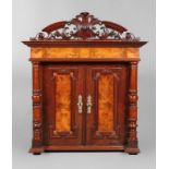 Wandschrank Historismus
um 1880, Nussbaum und Nussbaumwurzel furniert, von gedrechselten