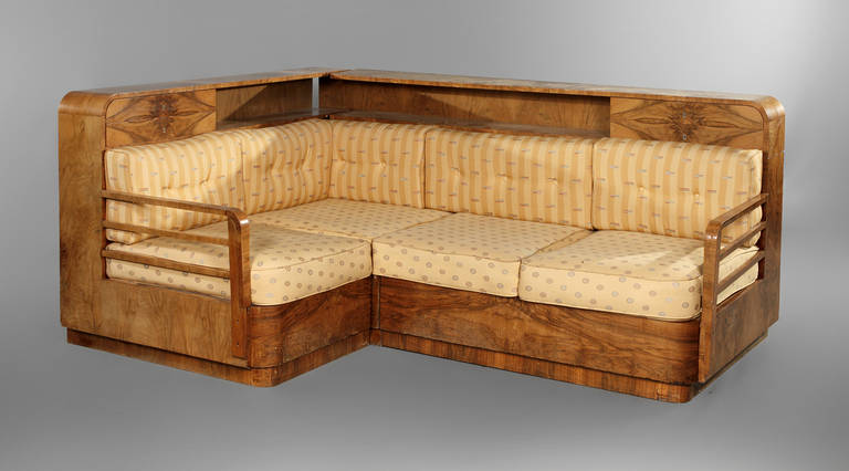 Ecksofa Art déco
Tatra-Werke, Tschechien, 1930er Jahre, in kaukasischem Nussbaum furniert, Umbausofa