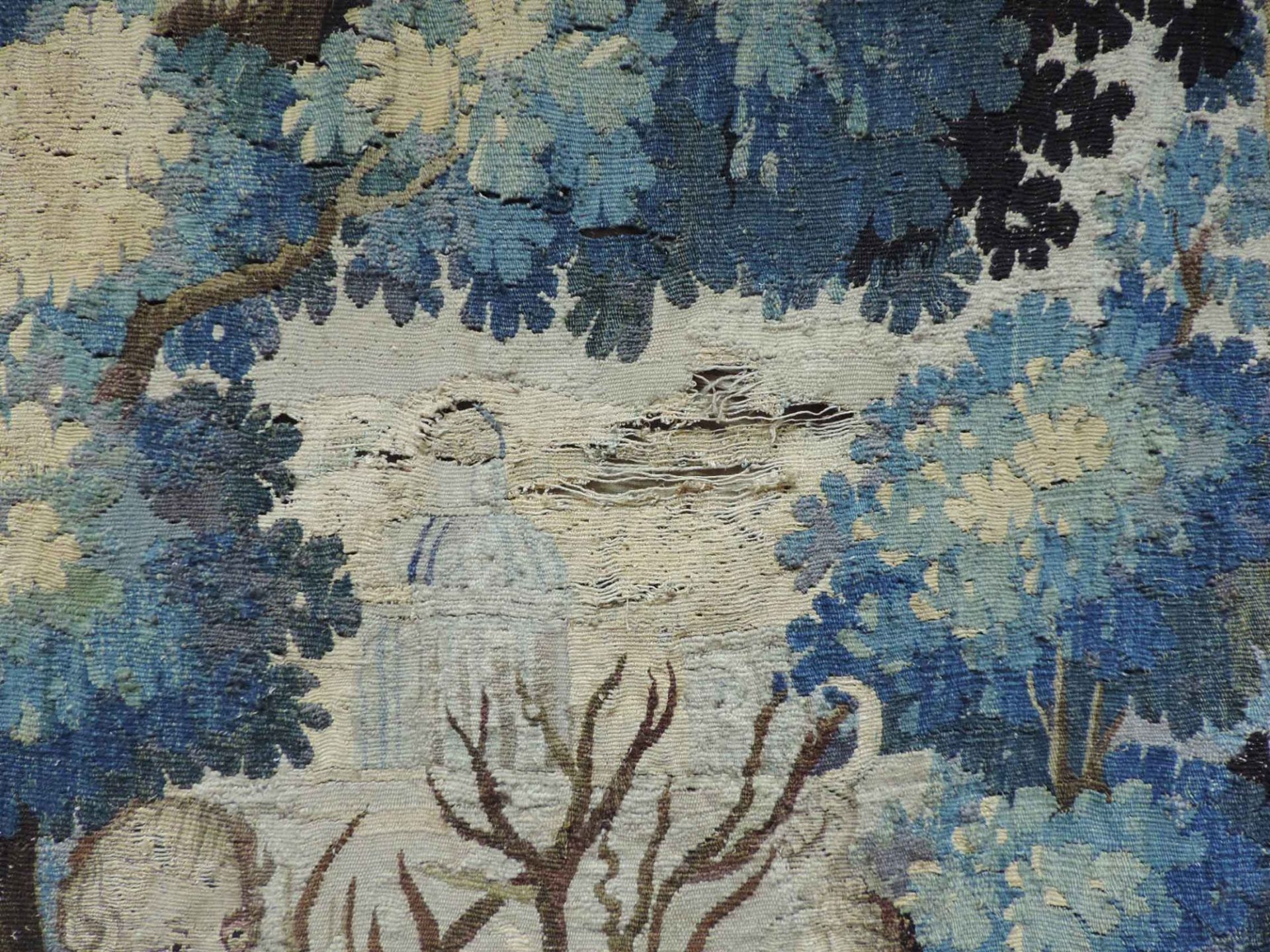 Verdüre, Tapisserie. Flandern, antik, 17. Jahrhundert.270 cm x 159 cm. Handgewebt, Wolle mit Seide - Image 2 of 6