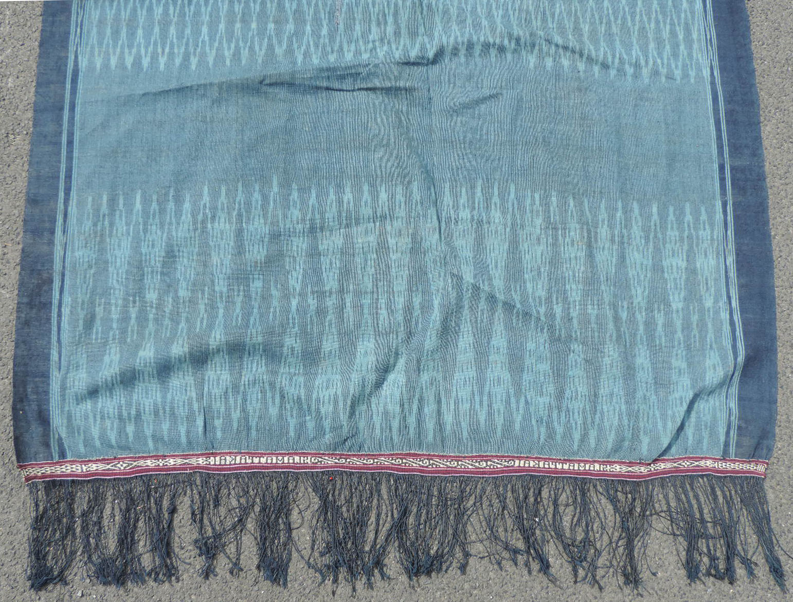 Ikat. Indonesien, alt, um 1920.203 cm x 96 cm. Handgewebt, Naturfarben. Repariert.Mindestpreis: 80 - Image 2 of 8