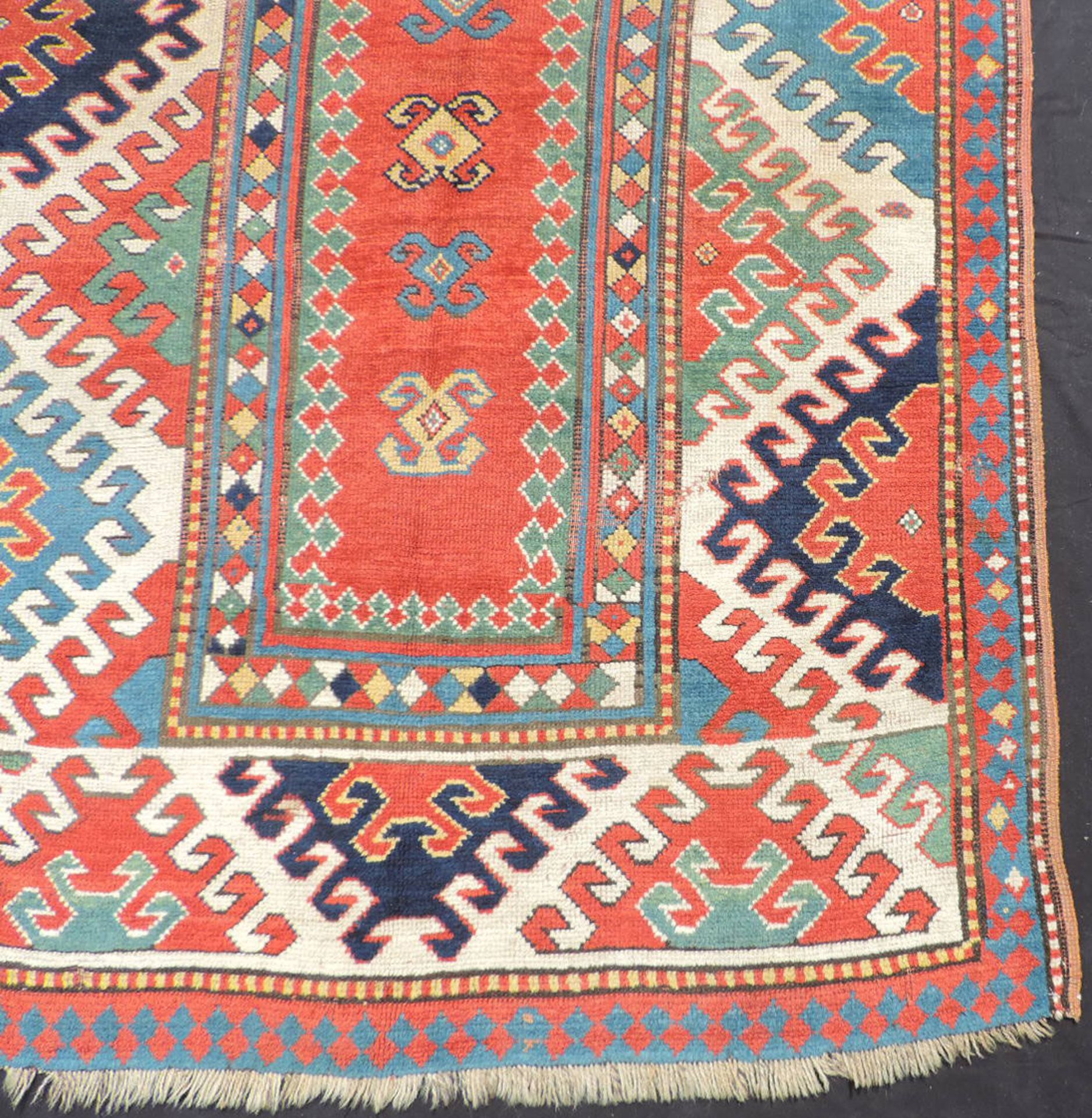 Bordjalou-Kasak. Kaukasus, Mitte 19. Jahrhundert.236 cm x 140 cm. Handgeknüpft, Wolle auf Wolle, - Image 6 of 12