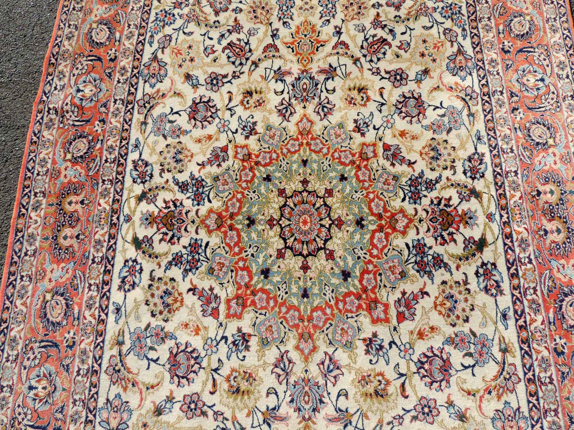 Isfahan Manufakturteppich, selten fein. Iran.254 cm x 150 cm. Handgeknüpft, Korkwolle mit Seide - Image 3 of 6