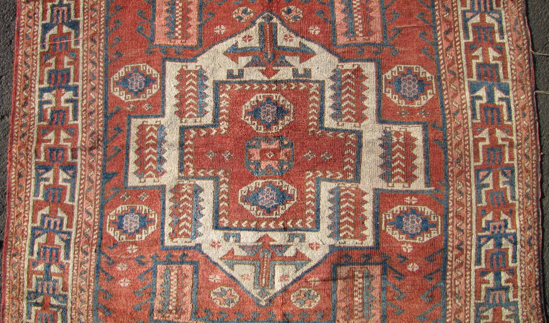 Bergama. West-Anatolien, Türkei, antik, circa 1800.213 cm x 168 cm. Handgeknüpfter Dorfteppich. - Image 3 of 6
