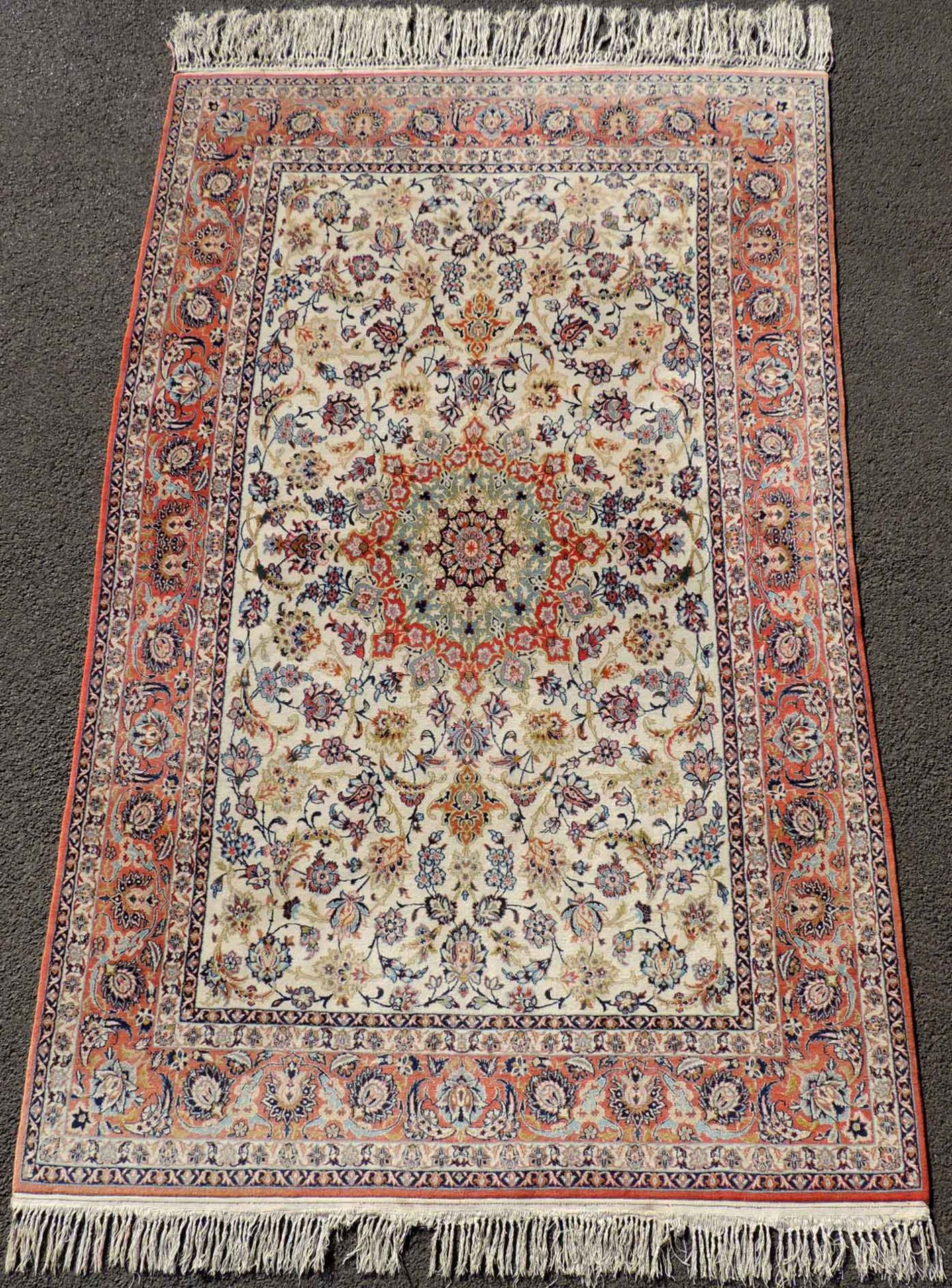 Isfahan Manufakturteppich, selten fein. Iran.254 cm x 150 cm. Handgeknüpft, Korkwolle mit Seide