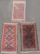 3 Belutsch Stammesteppiche. Chorassan, antik.Bis 165 cm x 95 cm. Je handgeknüpft. Wolle auf Wolle.