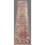 Malayer Galerie Teppich. Iran, antik, um 1900.498 cm x 110 cm. Handgeknüpft, Wolle auf Baumwolle.