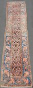 Malayer Galerie Teppich. Iran, antik, um 1900.498 cm x 110 cm. Handgeknüpft, Wolle auf Baumwolle.