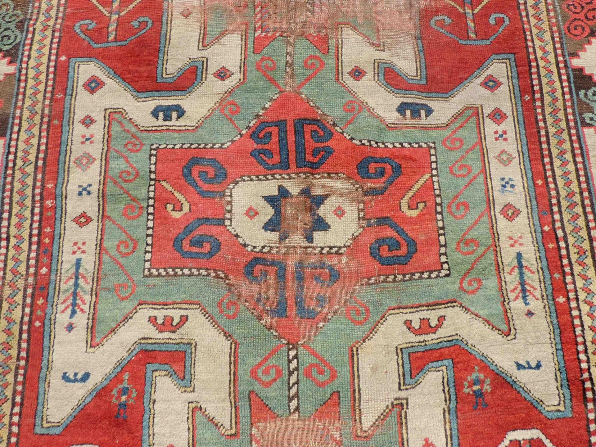 Schild-Kasak, Sevan Dorfteppich. Kaukasus, antik, Mitte 19. Jahrhundert.227 cm x 160 cm. - Image 4 of 9