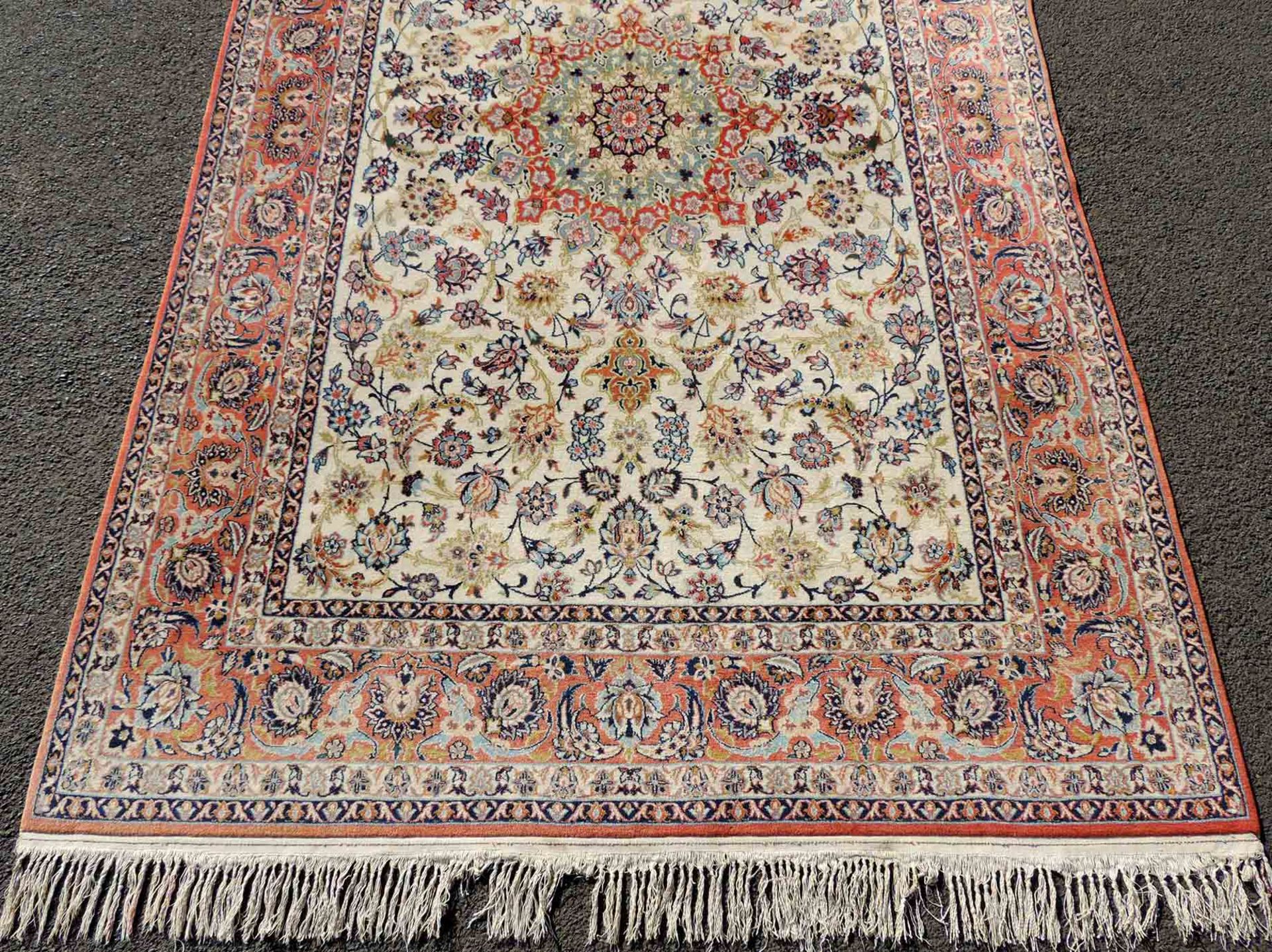 Isfahan Manufakturteppich, selten fein. Iran.254 cm x 150 cm. Handgeknüpft, Korkwolle mit Seide - Image 2 of 6