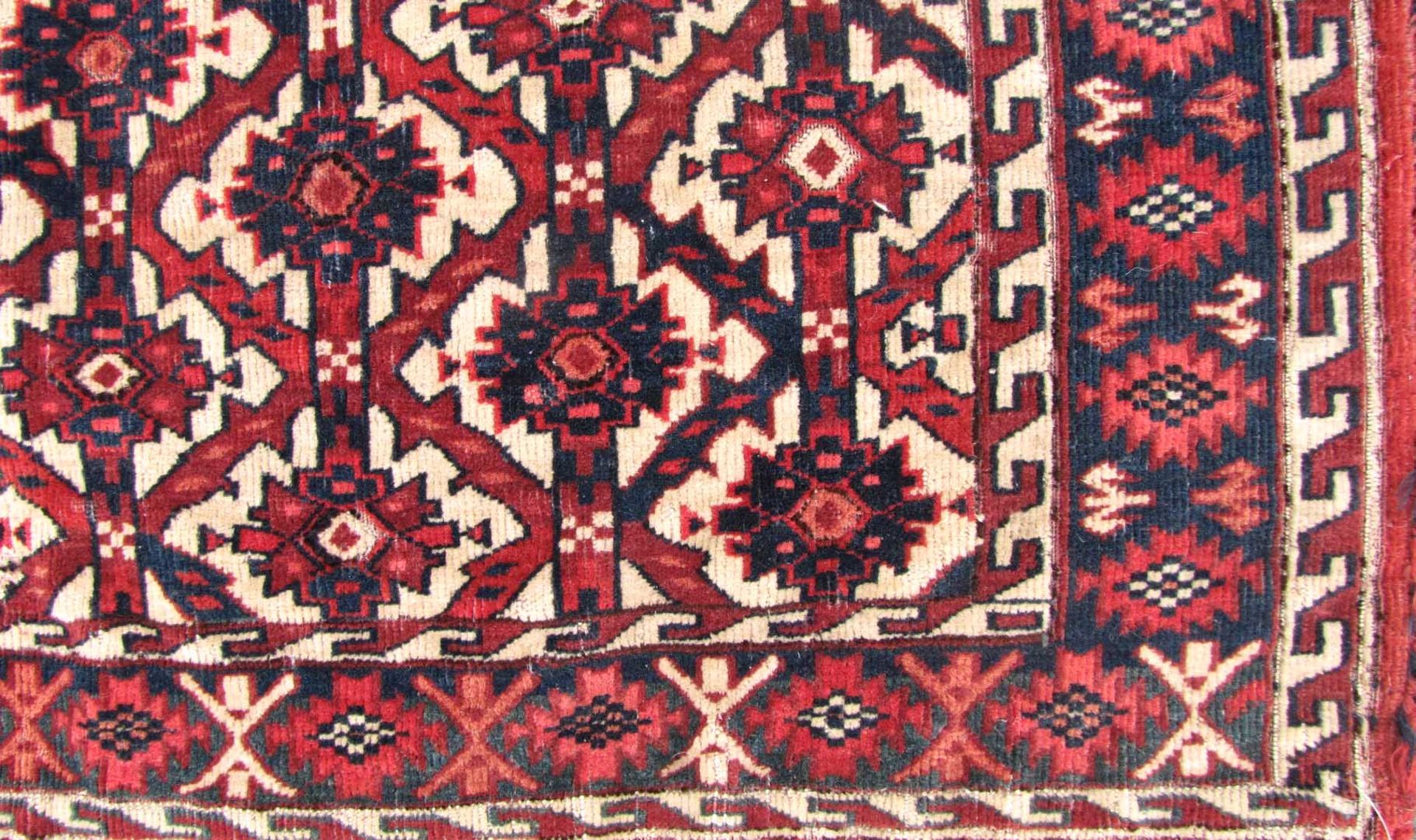 Jomud Asmalyk. Turkmenistan, antik, um 1860.63 cm x 105 cm, ohne Zierfransen. Handgeknüpft, Wolle - Image 2 of 7