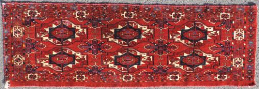 Tekke 6 - Göl Torba. Turkmenistan, antik, um 1800.42 cm x 125 cm. Handgeknüpft, Wolle mit Seide