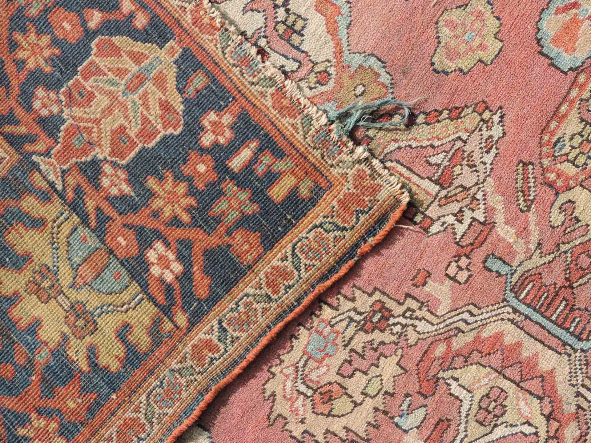 Saruk Ferraghan. Iran, antik, um 1900.366 cm x 262 cm. Handgeknüpft, Wolle auf Baumwolle, wohl - Image 8 of 8