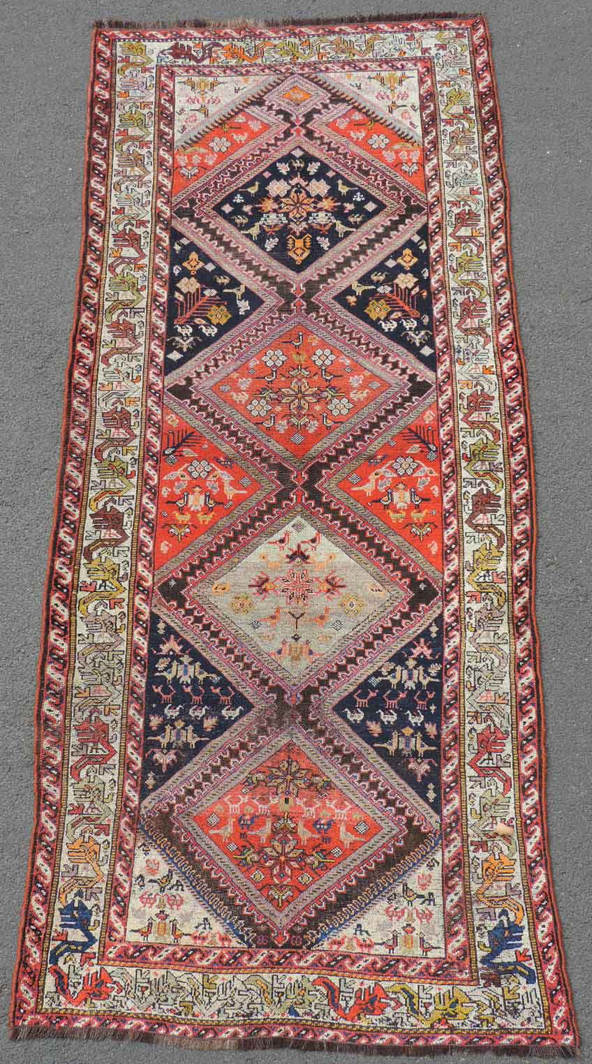 Shiraz Teppich. Iran, alt, um 1930.300 cm x 128 cm. Handgeknüpft, Wolle auf Wolle.Mindestpreis: