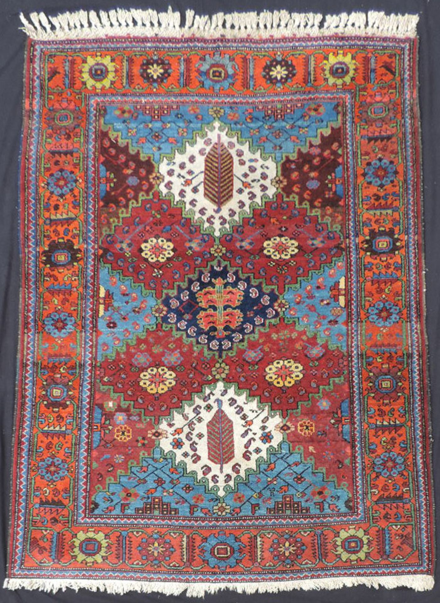 Bachtiar Stammesteppich. Iran, alt, um 1930.206 cm x 151 cm. Dorfteppich. Handgeknüpft, Wolle auf