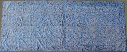 Stickerei China, Seide auf Seide. Antik, um 1800.348 cm x 150 cm. Mit Fledermäusen, Simurgh-Vögeln