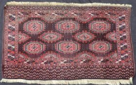 Saryk Tschowal Stammesteppich. Turkmenistan, antik, um 1890.101 cm x 70 cm. Handgeknüpft, Wolle