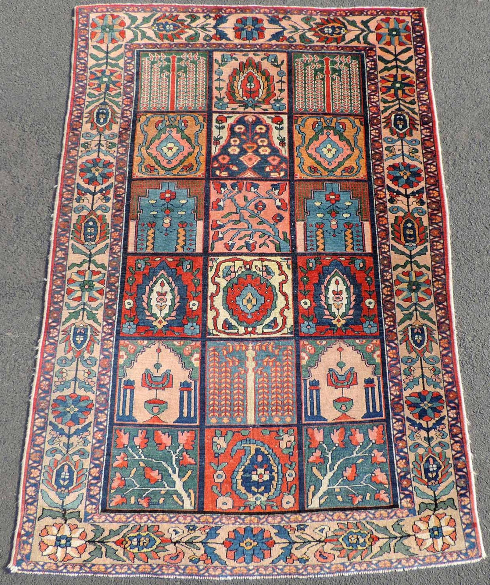 Bachtiar Stammesteppich. Iran, alt, um 1930.201 cm x 133 cm. Handgeknüpft, Wolle auf Baumwolle.