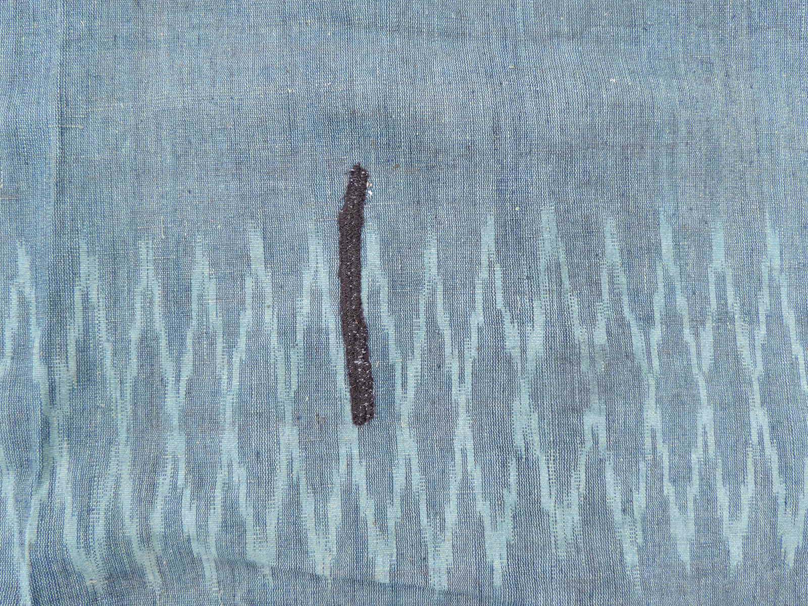 Ikat. Indonesien, alt, um 1920.203 cm x 96 cm. Handgewebt, Naturfarben. Repariert.Mindestpreis: 80 - Image 7 of 8