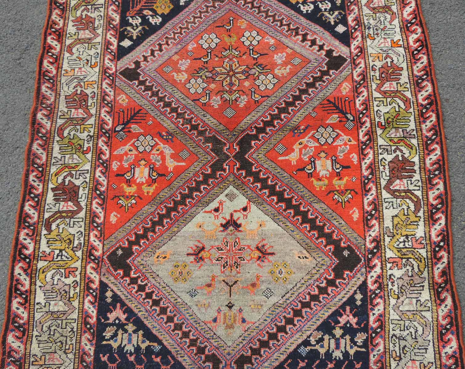 Shiraz Teppich. Iran, alt, um 1930.300 cm x 128 cm. Handgeknüpft, Wolle auf Wolle.Mindestpreis: - Image 3 of 8