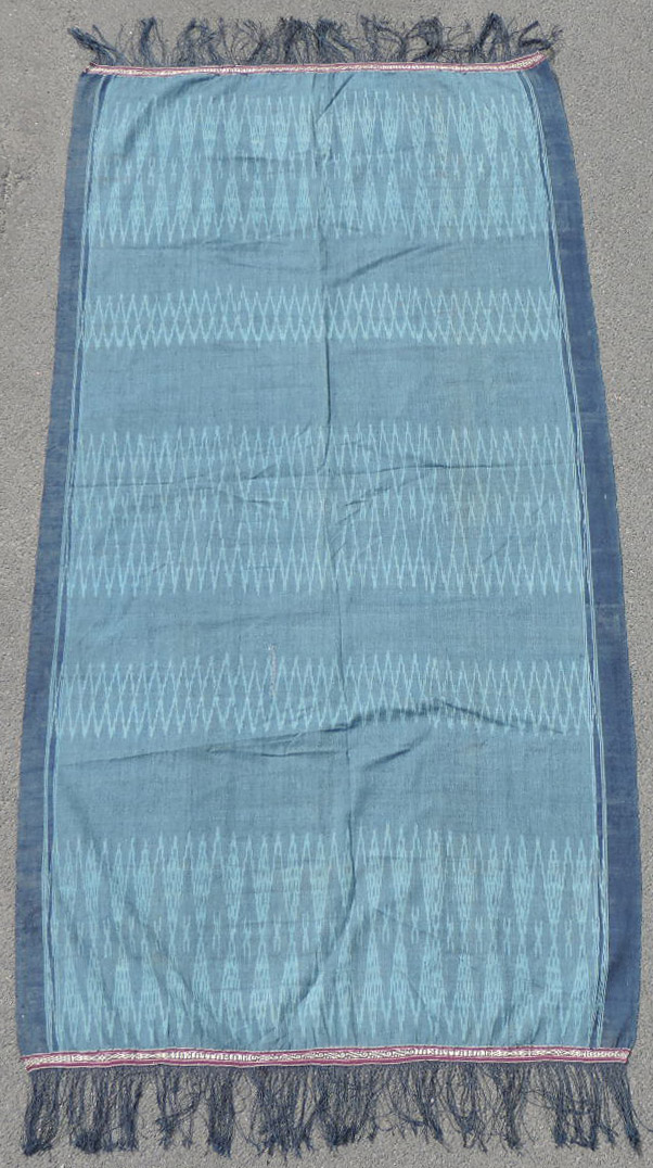 Ikat. Indonesien, alt, um 1920.203 cm x 96 cm. Handgewebt, Naturfarben. Repariert.Mindestpreis: 80