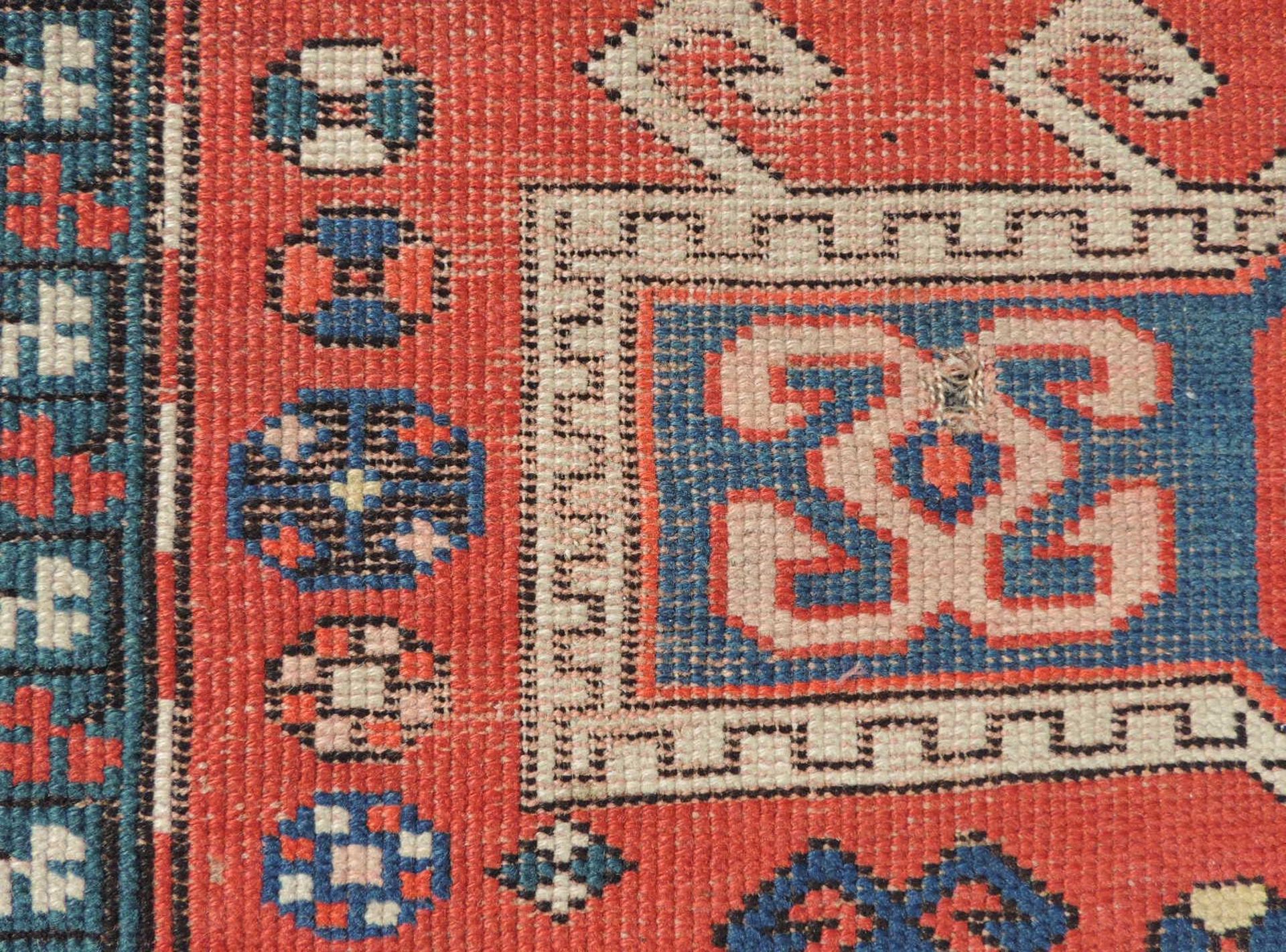 Kasak Karabagh. Kaukasus, antik, um 1900. Mit 2 kufischen Zeichen.192 cm x 116 cm. Handgeknüpft, - Image 2 of 12