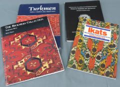 4 Bücher. 3 x über Turkmenische Teppiche und 1 x über Ikats.Mindestpreis: 30 EUR4 books. 3 x on