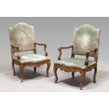 PAIR OF ARM CHAIRS IN WALNUT, ROME 18TH CENTURY Backs have embattled and shaped armrests with curled