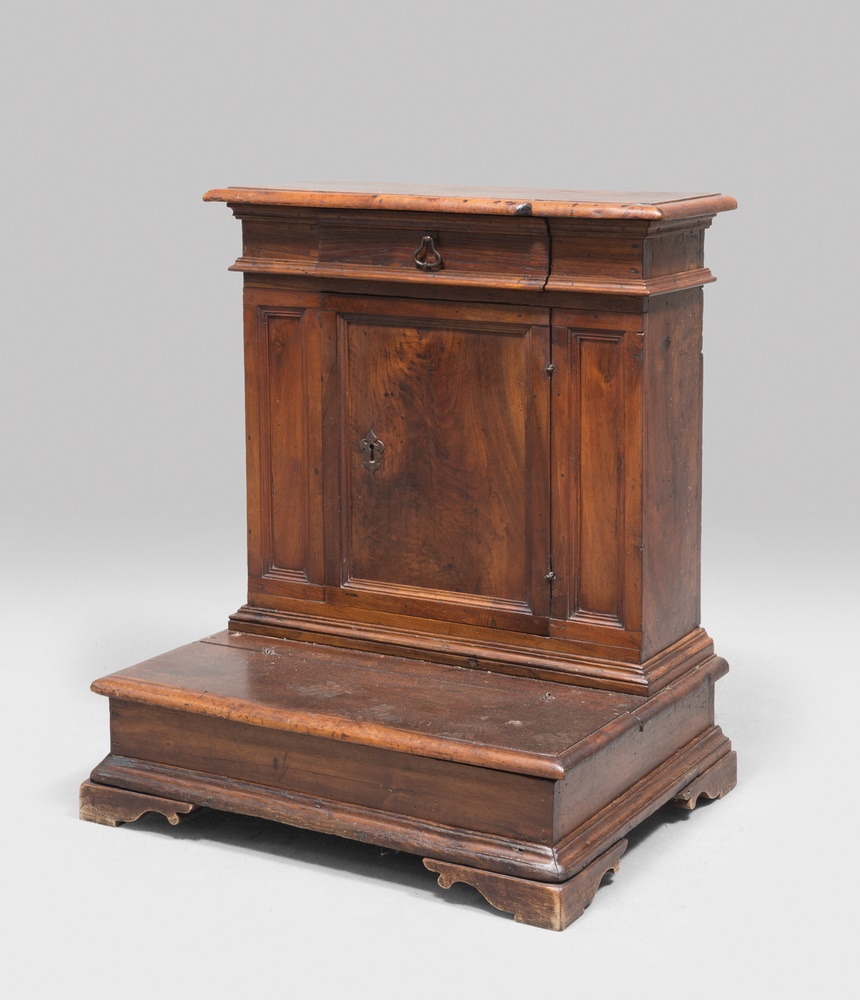 WALNUT KNEELER, CENTRAL ITALY, LATE 17TH CENTURY a rectangular top and front with one door, profiles