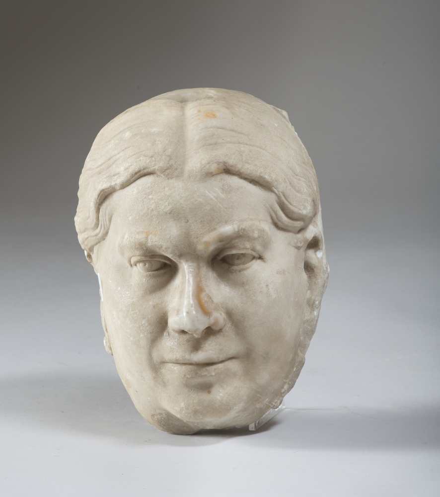 UNKNOWN SCULPTOR, 18TH CENTURY Woman's face Sculpture in white marble, 25 x 18 x 14 cm. Nose